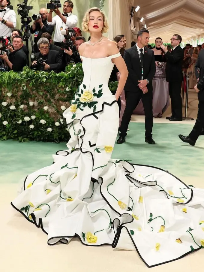 Pesona Gigi Hadid di Met Gala 2024