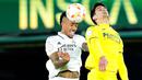 <p>Pemain Real Madrid Eder Militao melompat untuk merebut bola dengan pemain Villarreal Gerard Moreno (kanan) pada pertandingan sepak bola babak 16 besar Copa del Rey di Stadion La Ceramica, Villarreal, Spanyol, 19 Januari 2023. Real Madrid mengalahkan Villarreal dengan skor 3-2. (AP Photo/Jose Breton)</p>