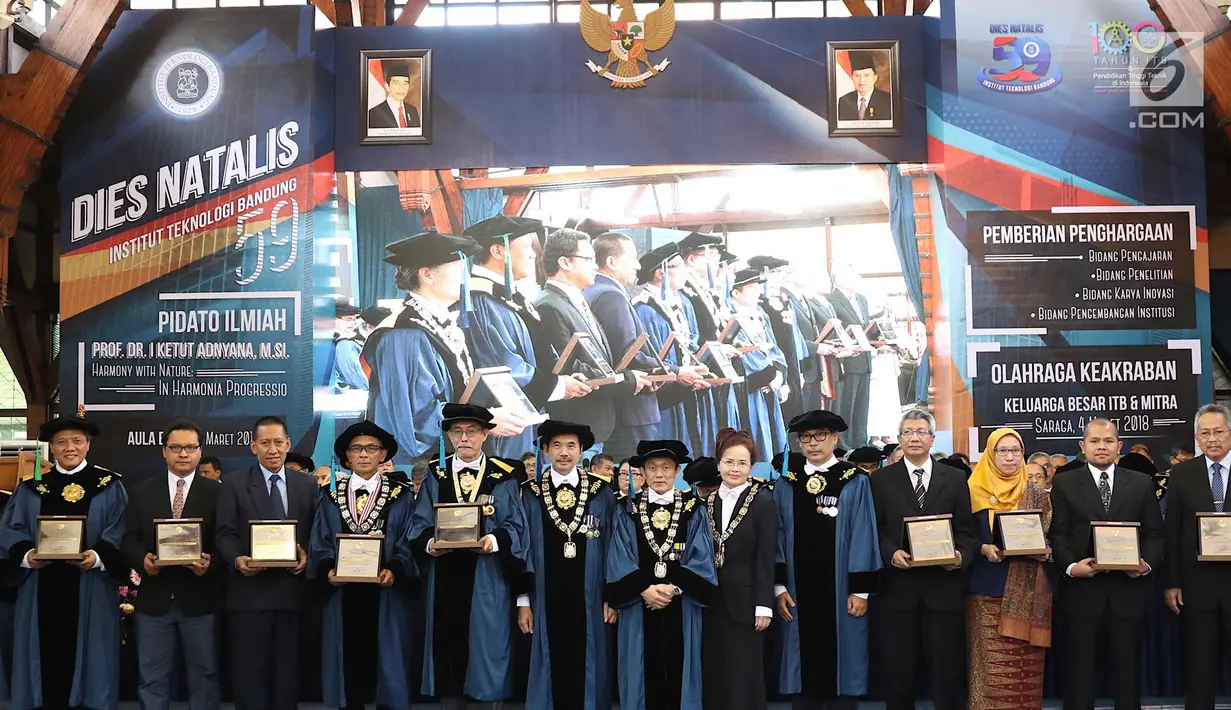 Rektor Institut Teknologi Bandung (ITB) Kadarsah Suryadi (ketujuh kanan) berpose bersama sejumlah guru besar dalam acara Dies Natalis ke-59 ITB di Aula Barat ITB, Bandung, Jawa Barat, Jumat (2/3). (Liputan6.com/Immanuel Antonius)