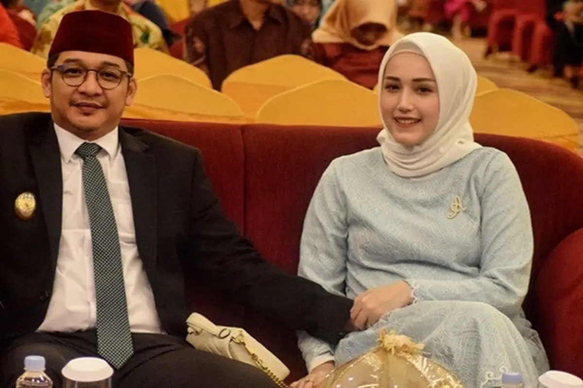 7 Potret Mesra Pasha 'Ungu' dan Istri, Kenang 9 Tahun Pernikahan