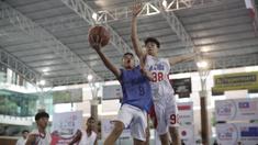 Para pebasket muda saat Kamp Penyisihan Kejuaraan Dunia Jr. NBA untuk wilayah Asia Pasifik di UPH Karawaci, Tangerang, Minggu (16/6). Nantinya akan dipilih 10 putra dan 10 putri untuk Kejuaraan Dunia. (Bola.com/Vitalis Yogi Trisna)