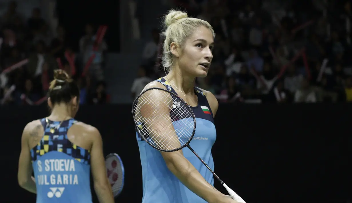 Pebulutangkis Bulgaria, Gabriela Stoeva / Stefani Stoeva, tampak kecewa usai dikalahkan pasangan Indonesia pada Indonesia Masters 2019 di Istora Senayan, Jakarta, Rabu (23/1). Stoeva bersaudara gagal lolos ke babak kedua. (Bola.com/M. Iqbal Ichsan)