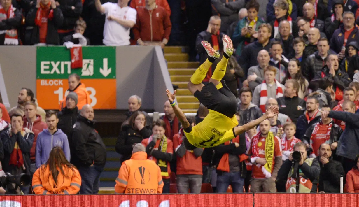 Striker Borussia Dortmund, Pierre-Emerick Aubameyang, melakukan salto untuk merayakan golnya ke gawang Liverpool dalam laga leg kedua perempat final Liga Europa di Stadion Anfield, Liverpool, (14/4/2016). (AFP/Oli Scarff)