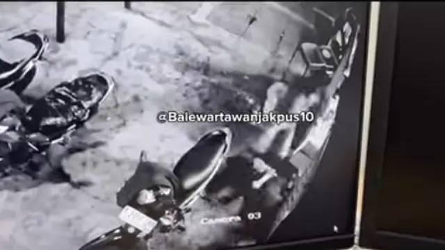 Aksi Brutal Dua Preman Keroyok Pedagang Sate di Cempaka Putih