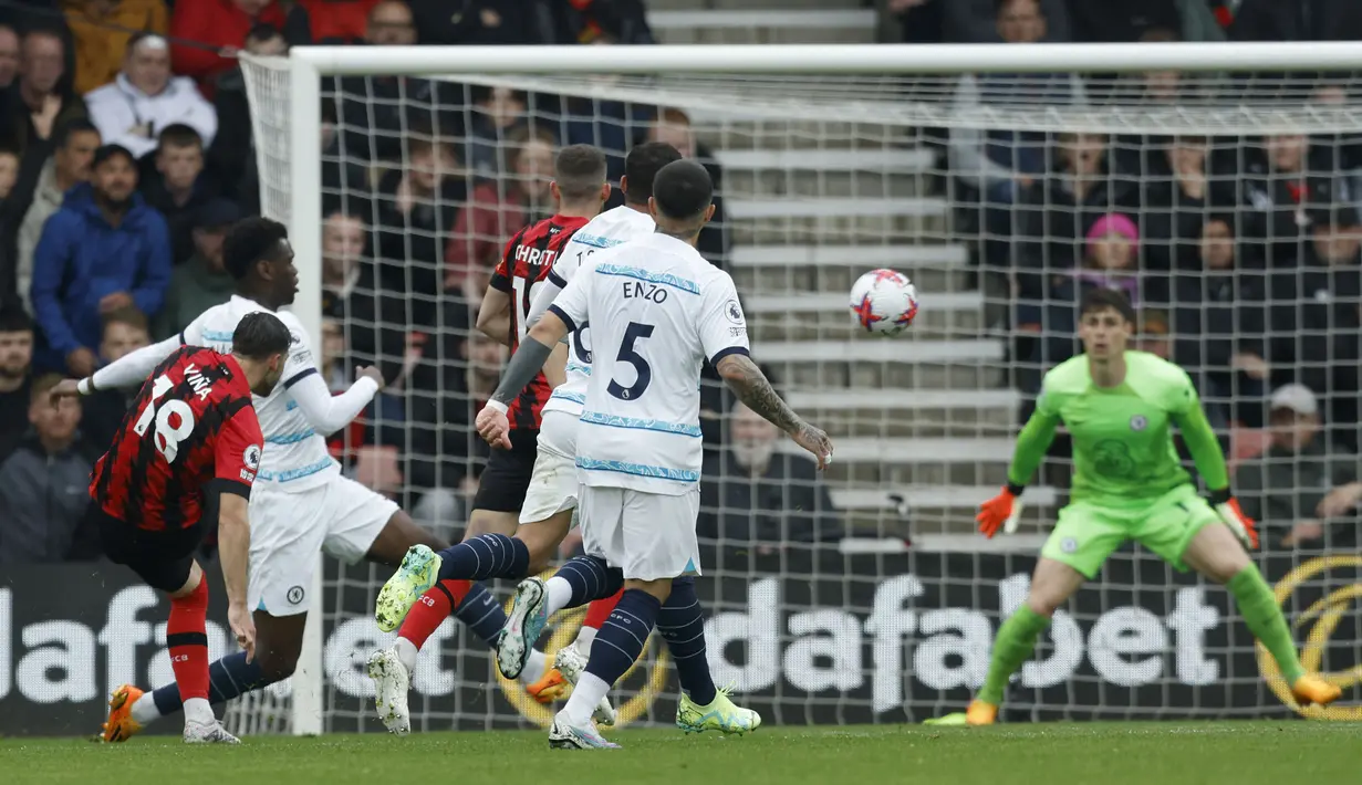Pemain Bournemouth, Matias Vina (kiri), menendang bola ke gawang Chelsea yang membuahkan gol penyeimbang dalam pertandingan lanjutan pekan ke-35 Liga Inggris 2022/2023 yang berlangsung di Vitality Stadium, Sabtu (6/5/2023). (AFP/Ian Kington)