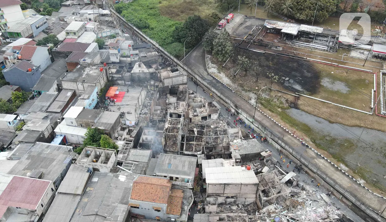 Foto udara suasana permukiman warga yang terdampak kebakaran Depo Pertamina Plumpang di Jalan Koramil, Rawa Badak, Jakarta Utara, Sabtu (4/3/2023). Meski api sudah berhasil dipadamkan pada Sabtu (4/3/2023) dini hari, namun situasi memprihatinkan pasca-kebakaran tidak bisa dielakkan. (Liputan6.com/Herman Zakharia)