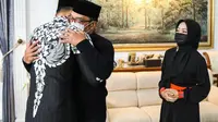 Momen AHY peluk Ridwan Kamil yang tengah berduka. (Instagram.com/agusyudhoyono)