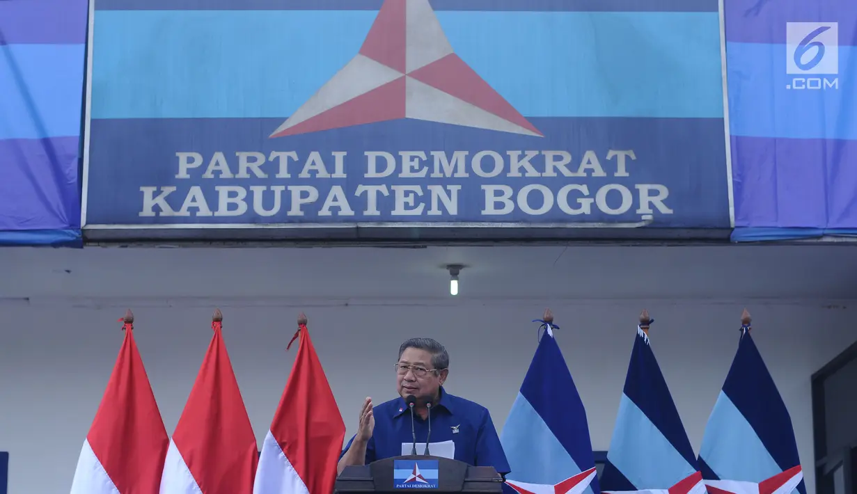Ketua Umum Partai Demokrat, Susilo Bambang Yudhoyono saat menyampaikan pidato politik tahun 2018 di Cibinong, Kab Bogor, Jumat (5/1). Dalam pidatonya, SBY menyampaikan lima hal terkait Pilkada 2018. (Liputan6.com/Helmi Fithriansyah)