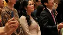 Rambut panjang Annisa digerai dengan gaya curly dan sedikit dijepit di bagian kanan dan kiri [@agusyudhoyono]