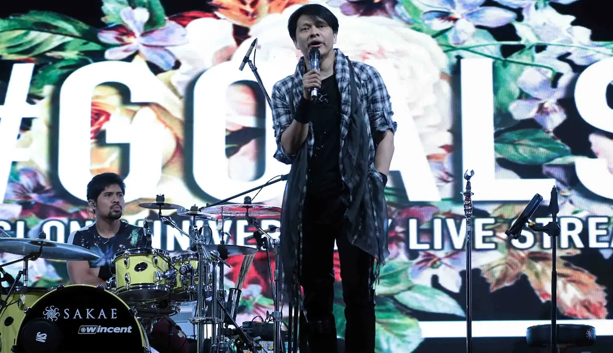 Lewat acara yang digelar sebagai bentuk perayaan anniversary ke-23 tahun, Armand Maulana selaku vokalis menyampaikan janjinya bahwa grup band GIGI akan terus berkarya sampai para personilnya tak bisa bermusik. (Deki Prayoga/Bintang.com)