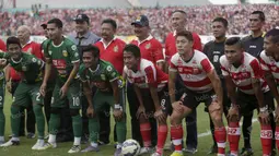 Kapolri Jenderal Pol. Badrodin Haiti (tengah) berfoto bersama pemain Bhayangkara Surabaya United dan Madura United jelang pertandingan Trofeo Kapolda Jatim di Stadion Gelora Deltras, Sidoarjo, Minggu (24/4/2015). (Bola.com/Zulfirdaus Harahap)