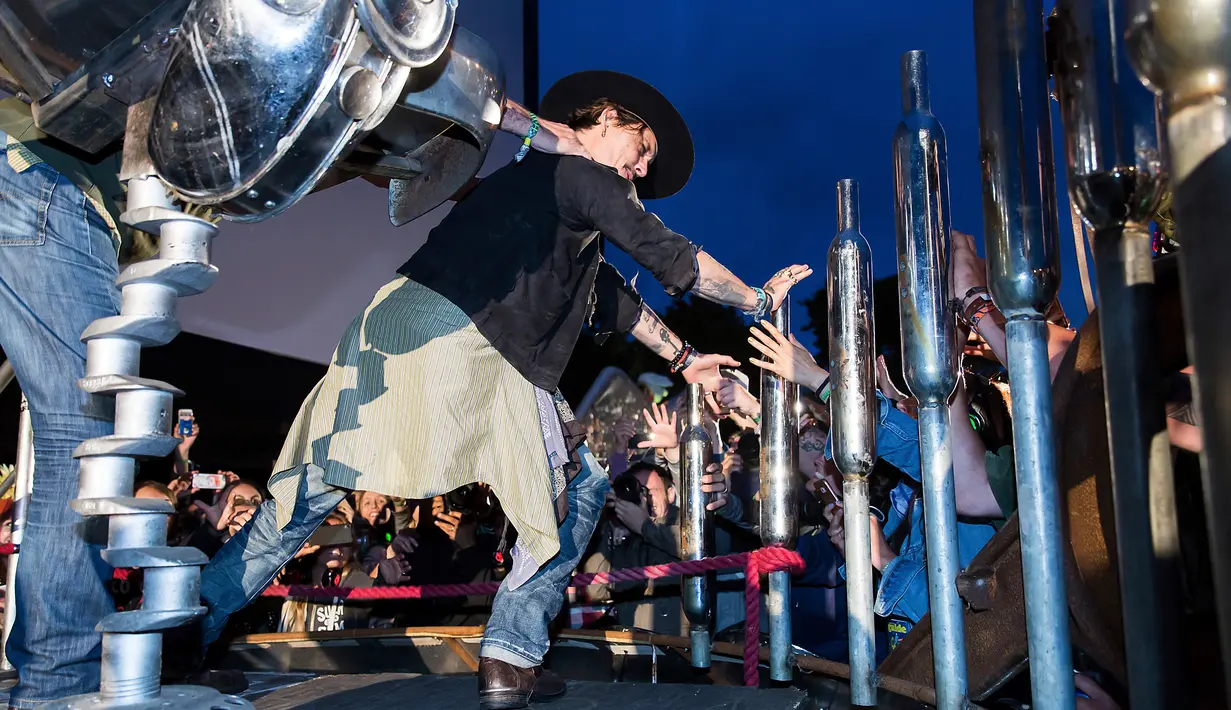 Johnny Depp menyapa penggemarnya sebelum mempresentasikan film terbarunya berjudul The Libertine, di Cinemageddon, Worthy Farm, Somerset selama Festival Glastonbury di Inggris, (22/6). (Photo by Grant Pollard/Invision/AP)
