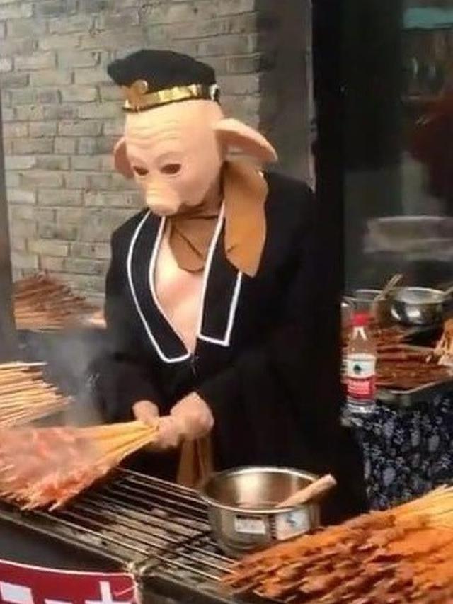 6 Potret Orang Pakai Kostum Nyeleneh Saat Jual Makanan