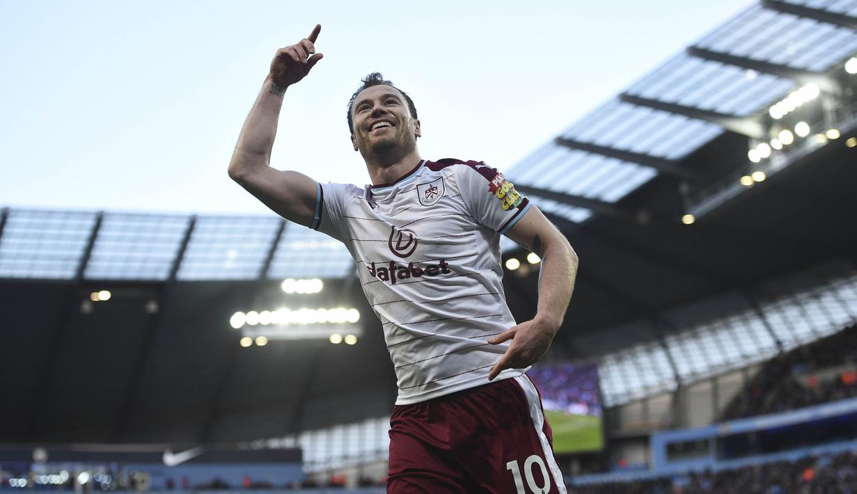 Striker Burnley, Ashley Barnes, merayakan gol yang dicetaknya ke gawang Manchester City pada laga Piala FA di Stadion Etihad, Manchester, Sabtu (6/1/2018). City menang 4-1 atas Burnley. (AFP/Oli Scarff)