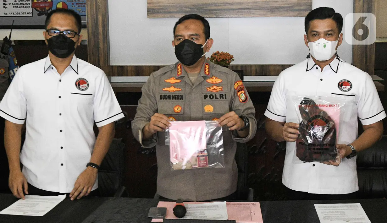 Kapolres Metro Jakarta Selatan Kombes Pol Budhi Herdi Susianto (tengah) menunjukkan barang bukti saat rilis pengungkapan kasus narkoba yang menjerat Roby Satria alias Roby Geisha, Senin (21/3/2022). Roby Geisha ditangkap polisi di sebuah studio musik di Jakarta Selatan (Liputan6.com/Herman Zakharia)