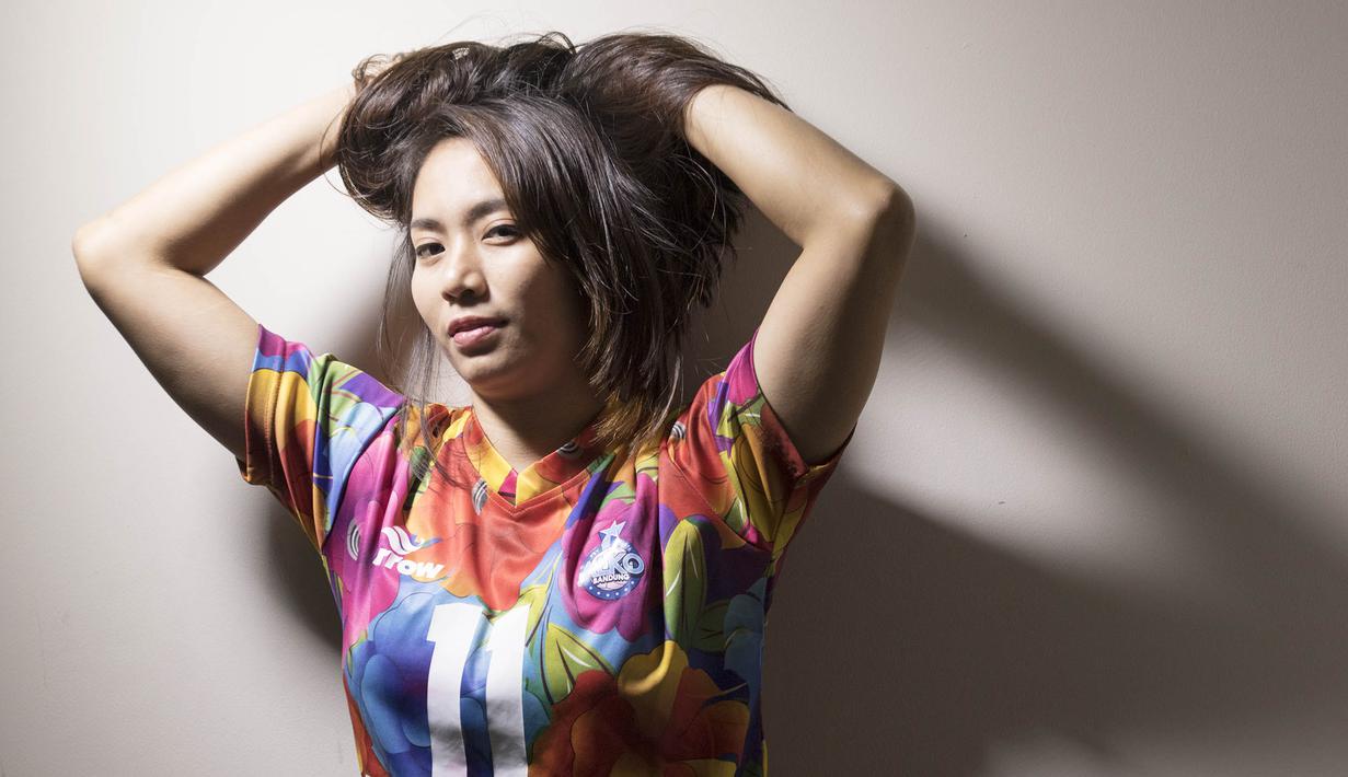 Pevoli nasional, Berllian Marsheilla tampak seksi memegang rambutnya. (Bola.com/Vitalis Yogi Trisna) 