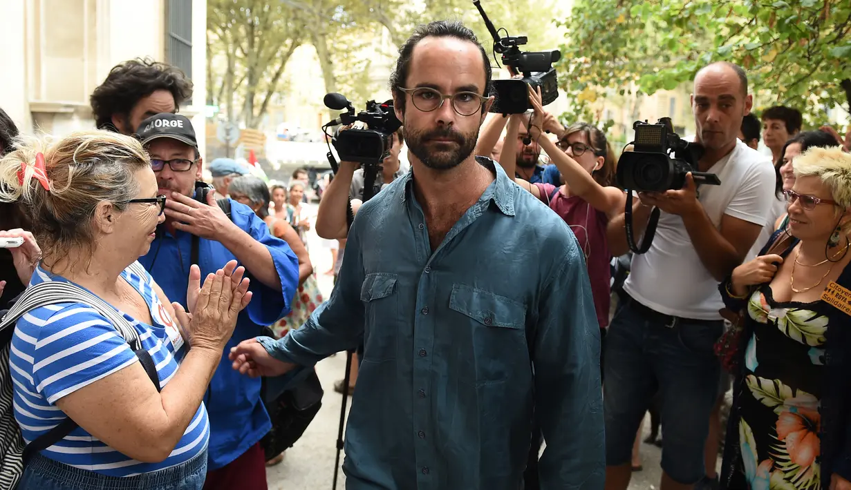 Petani Prancis, Cedric Herrou menjawab pertanyaan awak media di luar gedung pengadilan di Aix-en-Provence, Selasa (8/8). Pengadilan mendakwa Cedric Herrou dengan tuduhan membantu imigran gelap masuk dan bermukim di Prancis. (boris HORVAT/AFP)