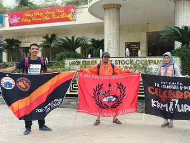Sejumlah The Jakmania berpose di depan Hotel Saigon Kimlien tempat Persija Jakarta menginap di Vinh, Vietnam, Selasa (6/3/2018). Persija akan melawan wakil Vietnam, Song Lam Nghe An pada laga Piala AFC. (Bola.com/Reza Khomaini)