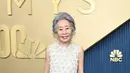 Youn Yuh-Jung mengenakan gaun silk putih yang disulam motif bunga bernuansa alabaster. Penampilannya dilengkapi sepatu dari Chanel yang menyempurnakan gaya anggun namun tetap effortless [dok. Chanel]