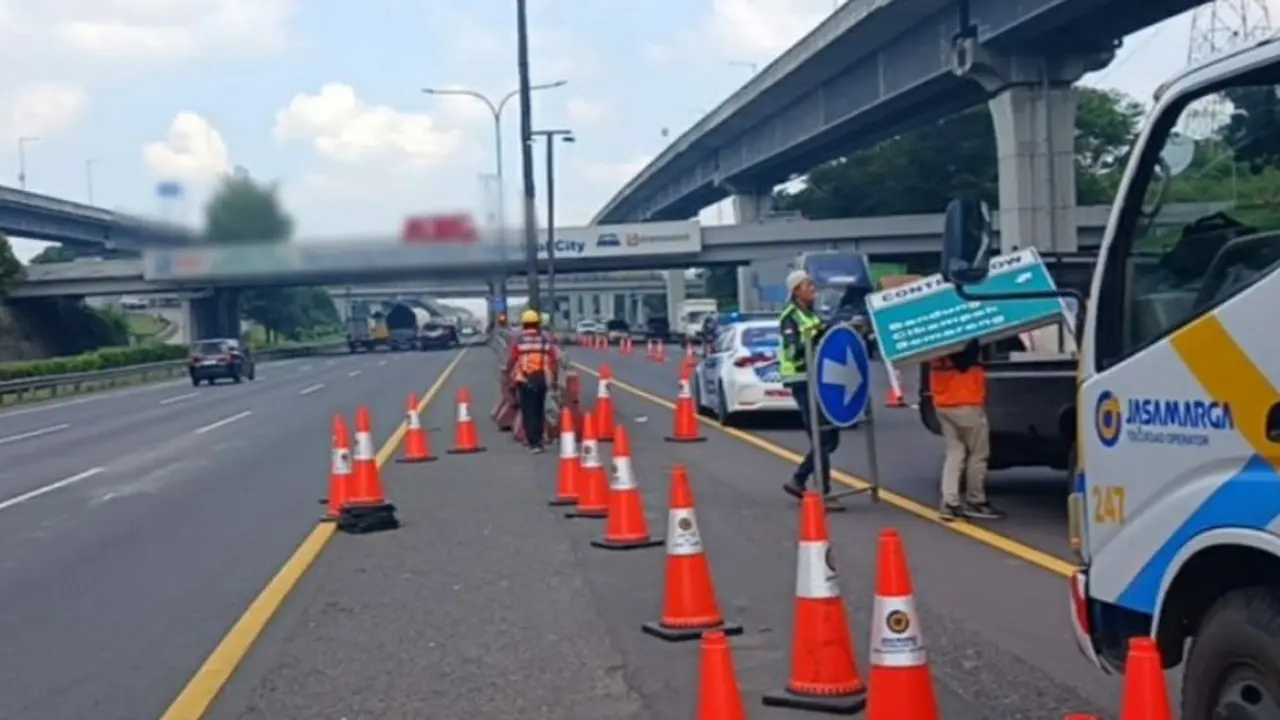 Penghentian rekayasa lalu lintas contraflow di jalan Tol Jakarta-Cikampek.