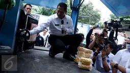 Kepala BNN, Komjen Pol Budi Waseso memasukkan barang bukti sabu ke dalam insenerator RSPAD, Jakarta, Senin (24/10). Sebanyak 32.710,50 gram atau 32 kg sabu yang berasal dari jaringan Medan berhasil dimusnahkan. (Liputan6.com/Gempur M Surya)