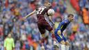 Pemain Leicester City, Timothy Castagne, duel udara dengan pemain Chelsea, Mason Mount, pada laga final Piala FA di Stadion Wembley, Sabtu (15/5/2021). The Foxes menang dengan skor 1-0. (AP/Kirsty Wigglesworth, Pool)
