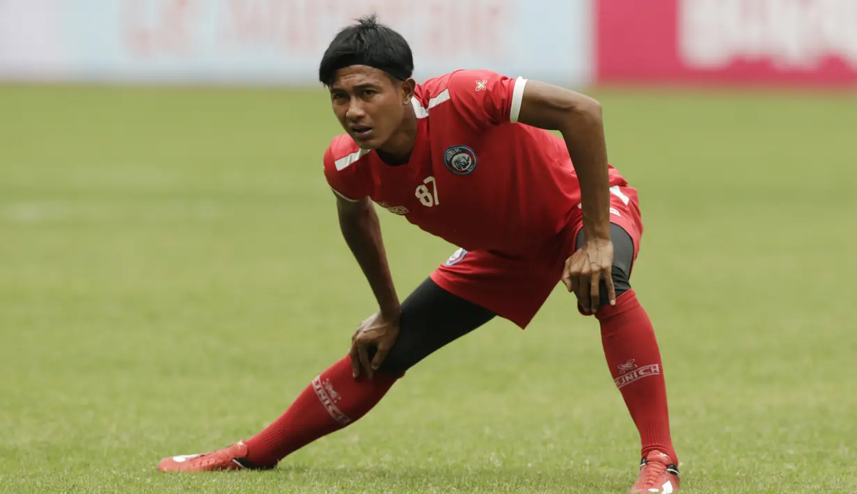 Pemain Arema FC, Ahmad Alfarizi, melakukan pemanasan saat latihan di Stadion Patriot, Bekasi, Jumat (29/3). Latihan ini persiapan jelang perempat final Piala Presiden 2019 melawan Bhayangkara FC. (Bola.com/Vitalis Yogi Trisna)
