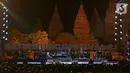 Suasana saat komposer dunia David Foster tampil dalam gelaran Batik Music Festival 2019 di Candi Prambanan, Yogyakarta, Sabtu (5/10/2019). Meski di usia yang hampir menginjak 70 tahun, David Foster tetap tampil prima di hadapan ribuan penonton. (Kapanlagi.com/Bambang Ekoros Purnama)