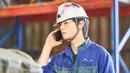 Mengenakan seragam, Kwon Sun Yool tampak sedang berkomunikasi dengan seseorang melakui ponselnya. (Foto: Instagram/ mbcdrama_now)