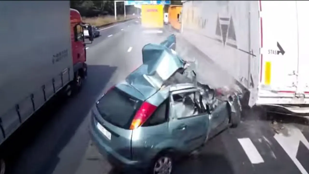 Asal Memotong Jalan, Ford Focus Terekam Dihajar 2 Truk Sekaligus