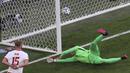 Gol bunuh diri ke-2 terjadi di laga Grup E saat Polandia menghadapi Slovakia (14/6/2021). Kiper Polandia asal Juventus, Wojciech Szczesny melakukan gol bunuh diri pada menit ke-18 yang membuat Slovakia unggul 1-0. Hasil akhir, Polandia kalah 1-2. (Foto: AP/Pool/Anton Vaganov)