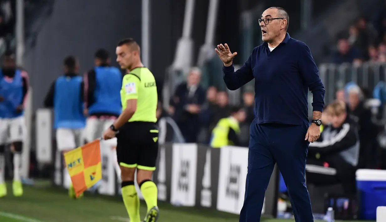 Pelatih Juventus, Maurizio Sarri menginstruksikan pemainnya saat bertanding melawan Bologna pada pertandingan lanjutan Liga Serie A Italia di stadion Allianz, Turin (19/10/2019). Juventus menang tipis atas Bologna 2-1. (AFP Photo/Marco Bertorello)