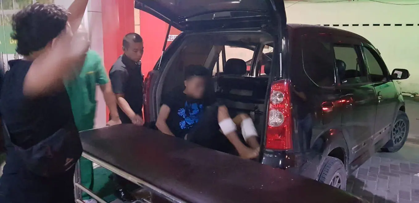 Polisi menangkap DES (21), tersangka pembunuh waria, di kawasan Jalan Karya, Kecamatan Medan Barat, Kota Medan, Sumatera Utara. (Liputan6.com/Reza Efendi)