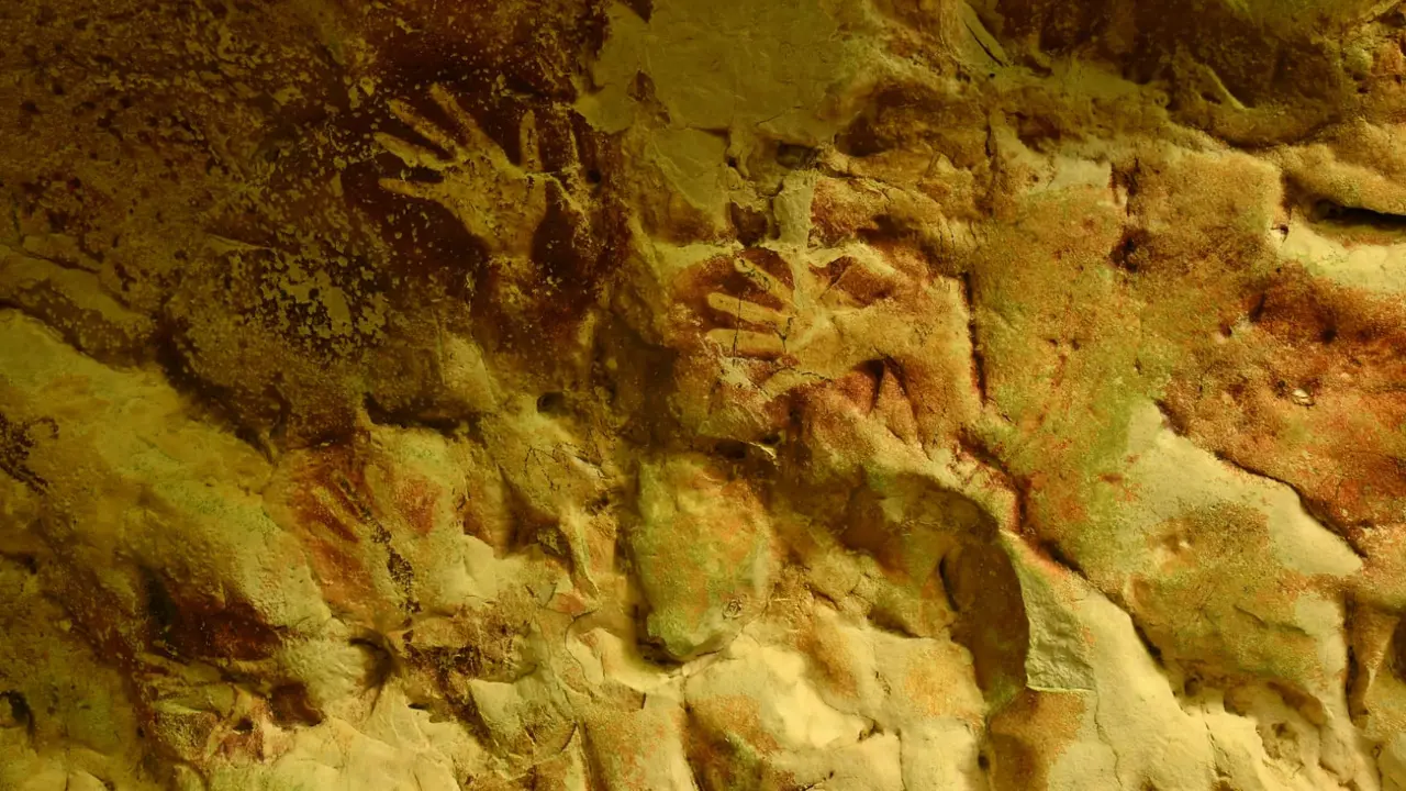 Lukisan purba berupa tapak tangan di Goa Beloyot, Kampung Merabu, Kabupaten Berau menjadi bukti kehidupan pra sejarah di kawasan Karst Sangkulirang - Mangkalihat