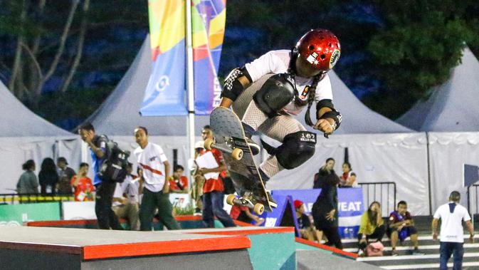 Skateboarder Indonesia Aliqqa Novvery melakukan gerakan trik pada sesi latihan di arena roller sport Jakabaring Sport City, Palembang, Senin (27/8). Aliqqa (9) menjadi atlet termuda Indonesia di Asian Games 2018. (ANTARA FOTO/INASGOC/M N Kanwa)