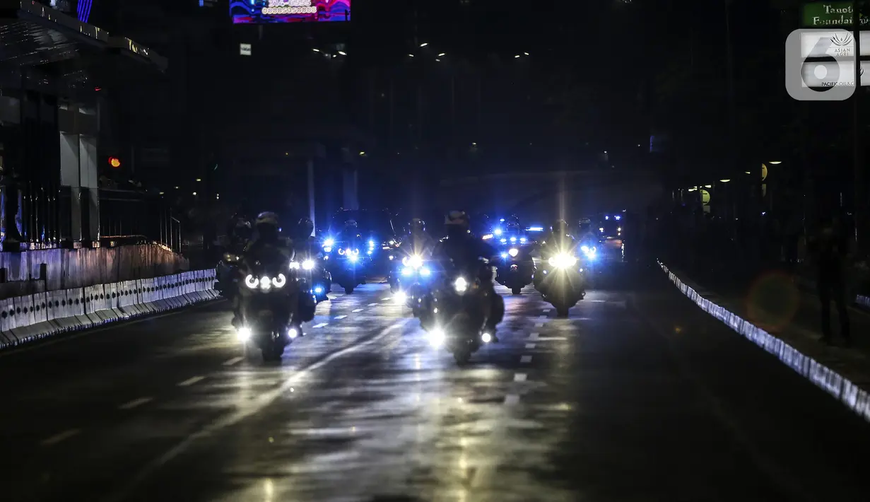 Petugas gabungan melakukan patroli saat berlangsungnya Crowd Free Night di kawasan Bundaran HI, Jakarta, Jumat (31/12/2021). Polda Metro Jaya memberlakukan pengendalian mobilitas Crowd Free Night pada malam Tahun Baru 2022 yang berlangsung mulai pukul 22.00-04.00 WIB. (Liputan6.com/Johan Tallo)