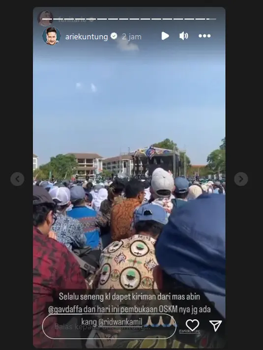 Melalui unggahan terbarunya, Arie Untung juga senang mendapat kiriman kabar dari putranya yang mengikuti ospek. "Selalu senang kl dapet kiriman dari mas abin @gavdaffa dan hari ini pembukaan OKSM nya jg ada kang @ridwankamil," tulis Arie. [Instagram/ariekuntung]