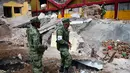 Angkatan laut Meksiko memeriksa bangunan yang runtuh akibat gempa 8,2 SR di negara bagian Oaxaca, Meksiko (8/9). (AFP Photo/Ronaldo Schemidt)