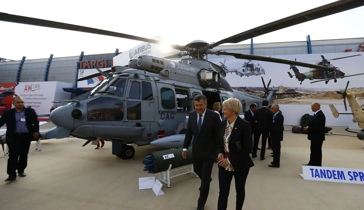 Wakil Perdana Menteri Polandia, Janusz Piechocinski (tengah), berjalan di dekat sebuah helikopter militer multi-peran EC 725 di pameran militer yang berlangsung di Kielce, Polandia, (2/9/2014). (REUTERS/Kacper Pempel)