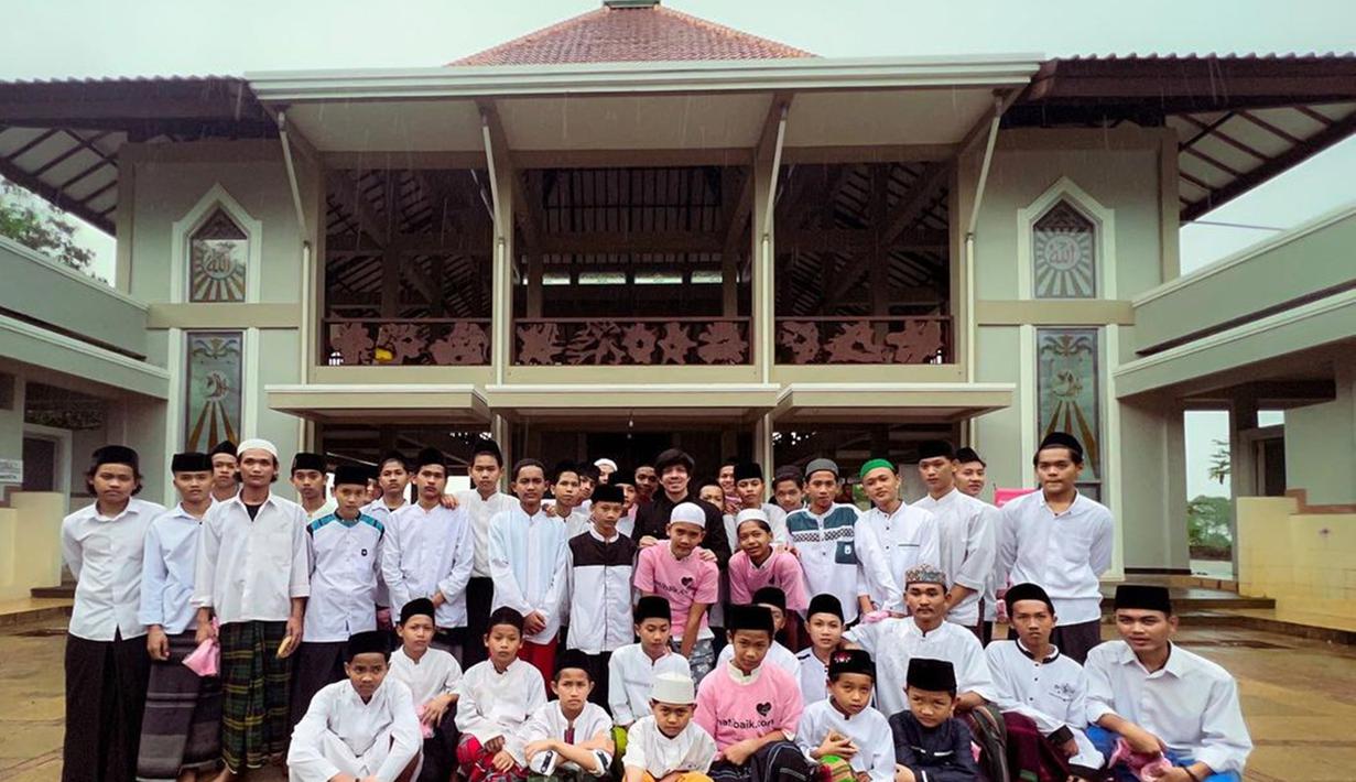 Ia menuturkan jika aula, masjid, tempat belajar, toilet hingga kelas telah selesai pengerjaan. Bahkan, ia berharap dengan adanya fasilitas yang memadai bisa membuat para santri semangat belajar. (Liputan6.com/IG/@attahalilintar)
