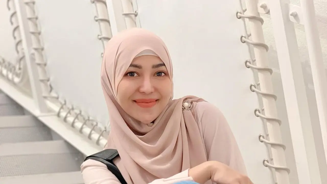7 Pesona Chacha Sherly Eks Trio Macan saat Pakai Hijab Ini Modis Banget