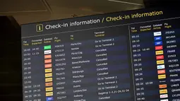 Bandara di Kopenhagen, Denmark terpaksa berhenti beroperasi selama berjam-jam usai pesawat tanpa awak atau drone yang tak dikenal terlihat di wilayah udara mereka pada Senin (22/9/2025) malam waktu setempat. (Sergei GAPON/AFP)