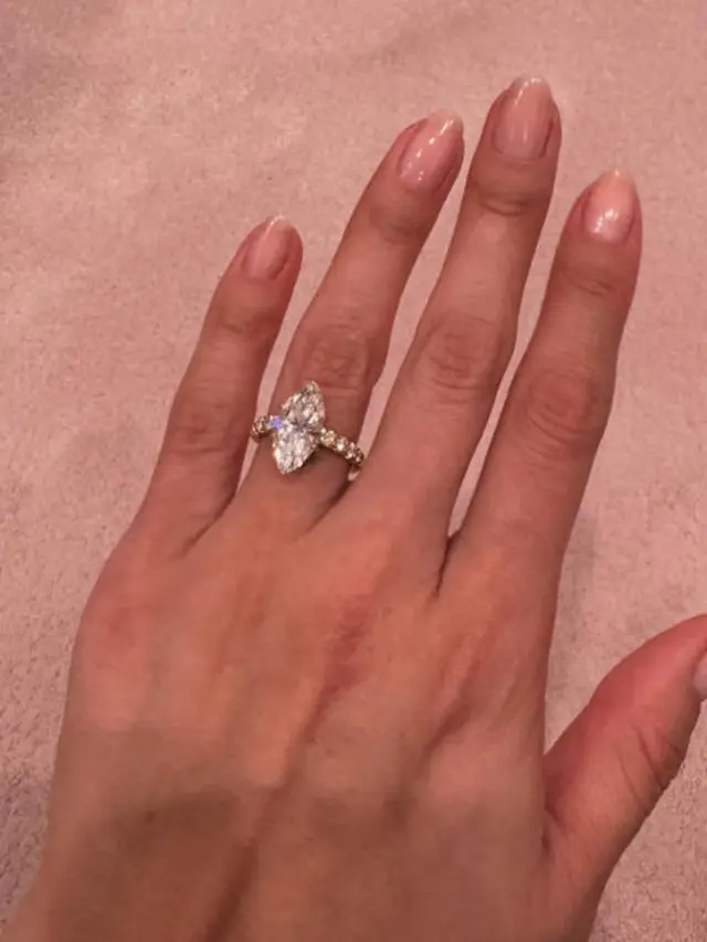 Selena Gomez Dilamar Sang Kekasih Benny Blanco. [@selenagomez]