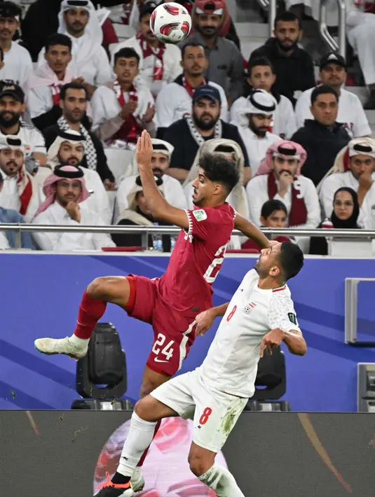 Melawan Iran, Qatar langsung tampil terbuka dan menyerang sejak babak awal laga semifinal Piala Asia 2023. (HECTOR RETAMAL/AFP)