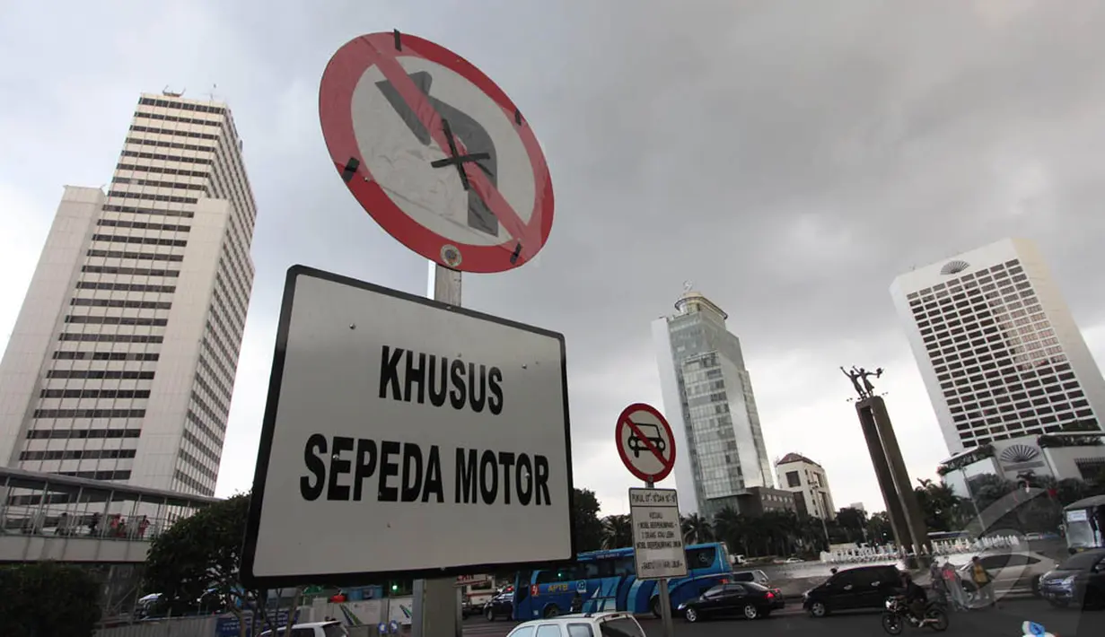 Rambu tersebut terpasang jelang adanya uji coba pembatasan sepeda motor yang melintas kawasan Jalan MH Thamrin hingga Medan Merdeka Barat mulai 17 Desember mendatang, Jakarta. Foto diambil pada Senin (15/12/2014). (Liputan6.com/Faizal Fanani)