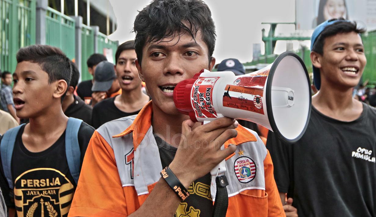 Ekspresi The Jakmania saat bernyanyi di Stadion Patriot, Bekasi, Kamis (4/5/2017). The Jakmania hadir untuk mendukung Persija Jakarta melawan Madura United. (Bola.com/Nicklas Hanoatubun)
