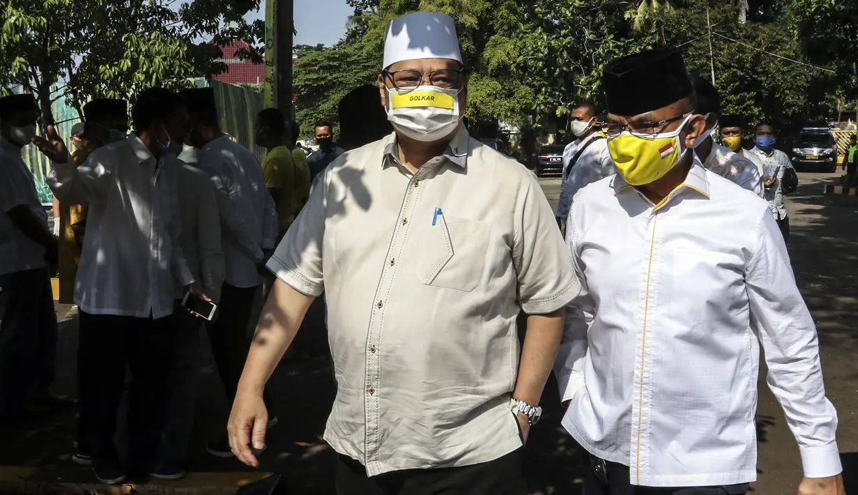 Ketua Umum Partai Golkar Airlangga Hartarto (kiri) saat penyerahan hewan kurban Idul Adha di DPP Partai Golkar, Jakarta, Jumat (31/7/2020). Partai Golkar menyembelih 37 hewan kurban untuk dibagikan ke yayasan, panti asuhan, pesantren, karyawan, dan warga sekitar. (Liputa6.com/Johan Tallo)