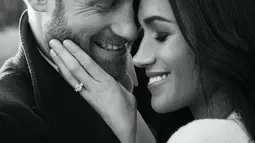 Pangeran Harry dan tunangannya aktris AS Meghan Markle saat berpose di Frogmore House di Windsor (21/12). Pertunangan Harry dan Markle di gelar pada 27 November lalu dan akan melangsungkan pernikahan 19 Mei 2018. (AFP Photo/Alexi Lubomirski)