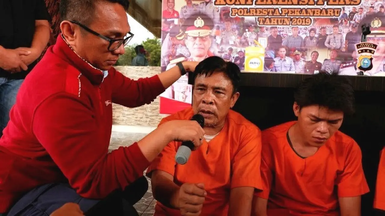 Seorang pelaku sindikat dukun palsu mengaku semua perbuatannya di Polresta Pekanbaru.