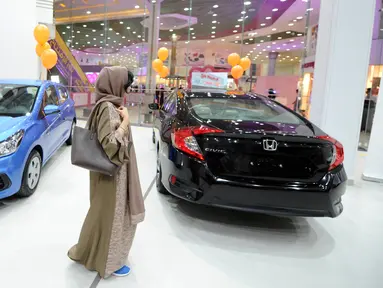 Perempuan Arab Saudi mengunjungi showroom mobil khusus wanita di kota pelabuhan Laut Merah, Jeddah, Kamis (11/1). Showroom mobil khusus wanita akhirnya dibuka menyusul pencabutan larangan kaum perempuan untuk mengemudikan kendaraan. (Amer HILABI/AFP)